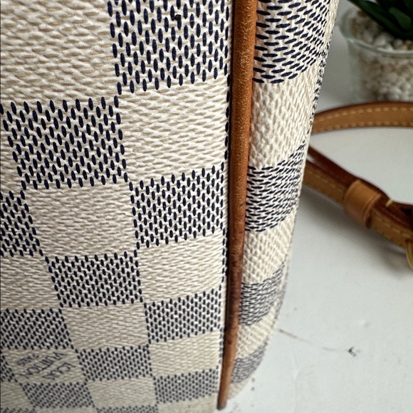 Louis Vuitton Damier Azur Syracuse MM white 
Date codes MI 2171
12” x 9” x 4” - Picture 9 of 16